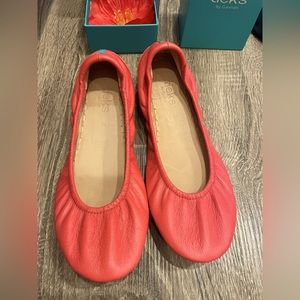 Sz 8 Poppy Tieks with box, poppy flower, and travel bag. Wore once, no wear.